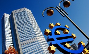 BCE menține dobânda de referinţă şi nu a oferit indicii cu privire la următoarea mişcare