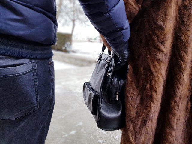 Un hoț care acționa în mijloacele de transport în comun din Constanța, prins de polițiști