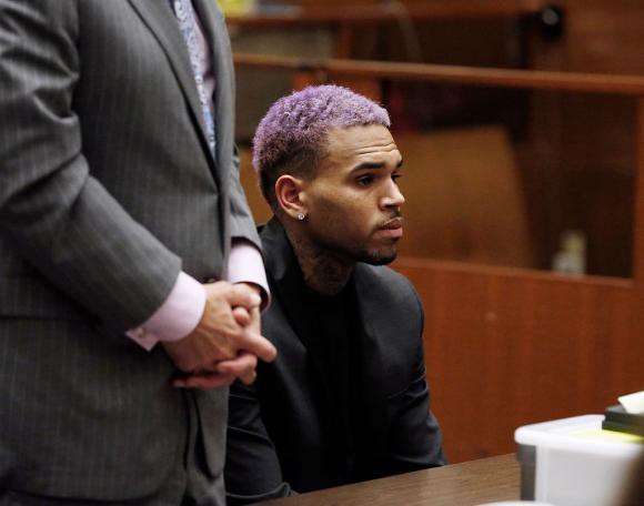Cântărețul Chris Brown a fost arestat, în Franța. Acuzațiile grave care i se aduc