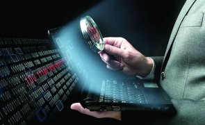 Tânără bănuită de fals informatic şi tentativă la fraudă informatică reţinută de poliţişti