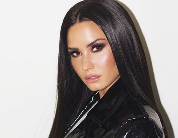 Foto Demi Lovato a renăscut din propria cenuşă! Cât de sexy a pozat artista cu ocazia zilei de naştere