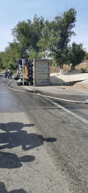 Un camion s-a RĂSTURNAT în Constanța: o persoană a rămas ÎNCARCERATĂ