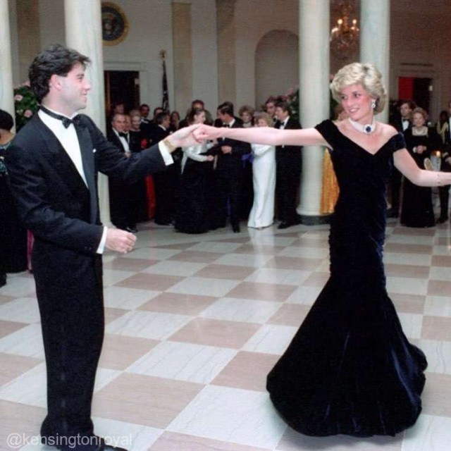 Rochia 'Travolta' purtată de prinţesa Diana la Casa Albă va fi scoasă la licitaţie