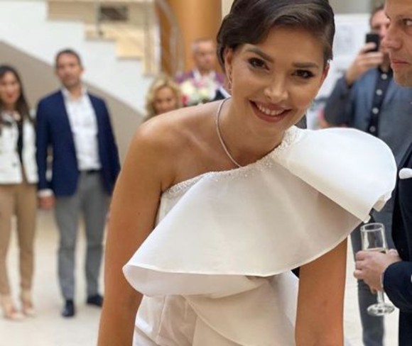 Alina Pușcaș și-a planificat nunta pe plajă, în Grecia. Va purta două rochii de mireasă