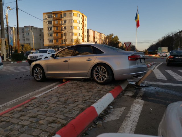 Accident cu mai multe mașini în Constanța: una a ajuns pe SCUAR!