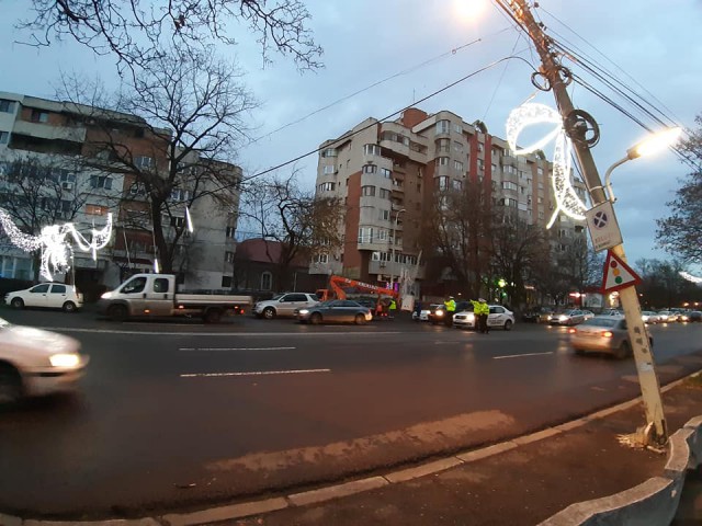 PERICOL pe bulevardul 1 Mai din Constanța! Un stâlp a fost la un pas să se PRĂBUȘEASCĂ!