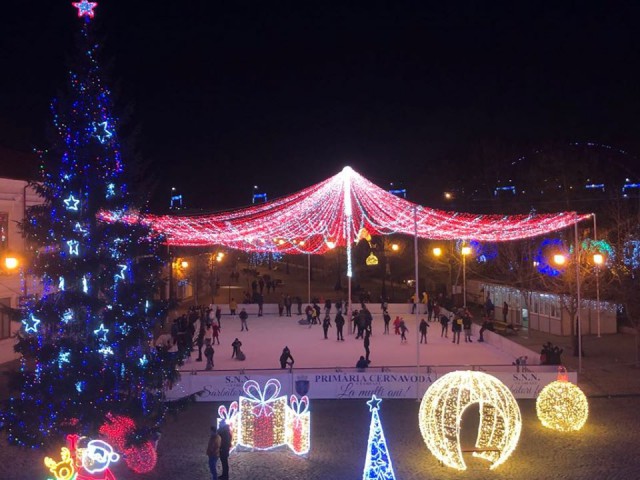 Este ultima zi de distracție pe patinoarul amplasat în fața Primăriei Cernavodă