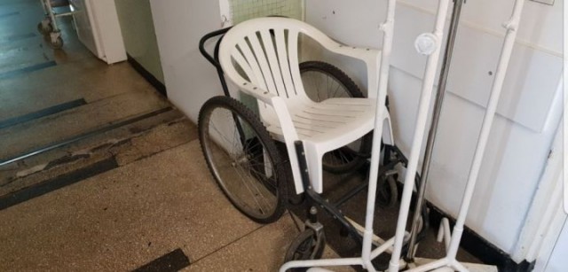 Improvizație incredibilă la un Spitalul Judeţean din ţară - pacienții, transportați cu un scaun de bar