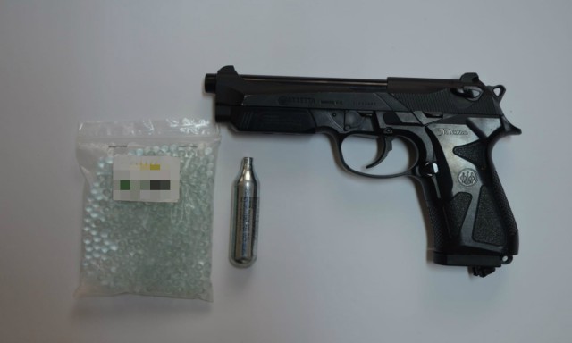 Țigări de contrabandă și o armă neletală, descoperite de polițiști