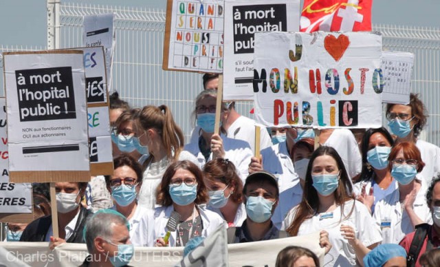 Protest al angajaţilor medicali la Paris: „Vrem bani, nu medalii“