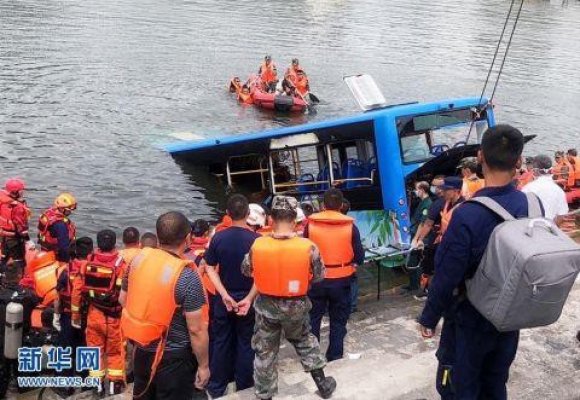 China: Cel puţin 21 de morţi după ce un autobuz a plonjat într-un lac în provincia Guizhou