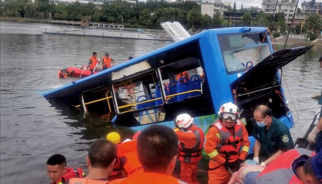 China: Accidentul în care au murit 21 de persoane a fost provocat deliberat de şoferul autobuzului, anunţă poliţia