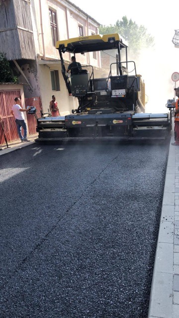 Continuă asfaltarea pe străzile din orașul Cernavoda