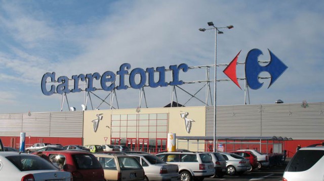 Un vârstnic a FURAT produse din Carrefour în valoare de 39.000 de lei!