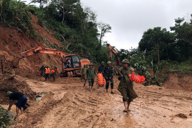 Peste 20 de soldaţi sunt daţi dispăruţi după o alunecare de teren în Vietnam