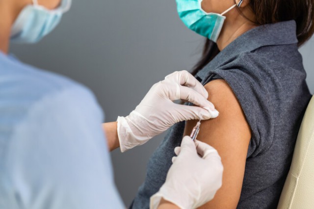 Coronavirus: Peste 100 de ţări întârzie campaniile de vaccinare