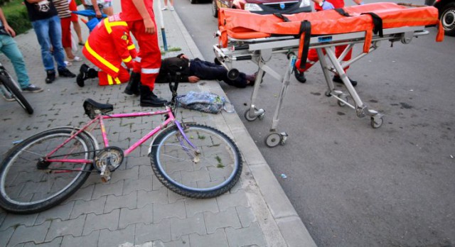 Biciclist, lovit în plin de o mașină, în sensul giratoriu, pe Șoseaua Mangaliei