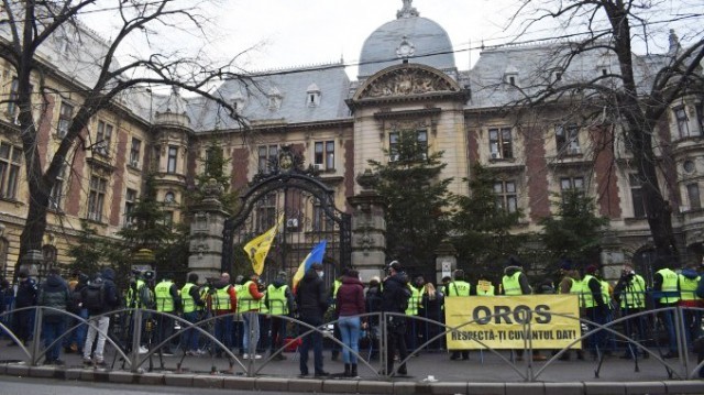 NEBUNIA protestelor continuă în România: după polițiști, pensionari și mineri, fermierii IES în stradă