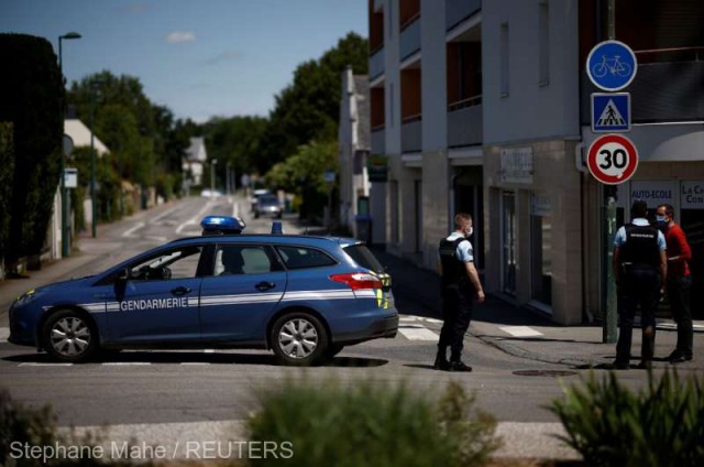 Franţa: 3 polițiști, răniți într-un atac al unui militant islamist. Agresorul a fost împușcat