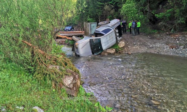 A FUGIT de POLIŢIŞTI, dar a făcut ACCIDENT