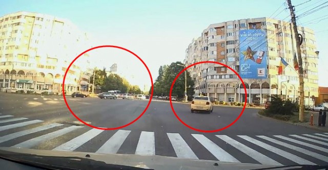 Un TAXIMETRIST a FENTAT SEMAFORUL și a trecut pe ROȘU! VIDEO