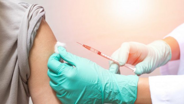Un licean de 18 ani a făcut infarct după rapelul cu vaccinul Pfizer