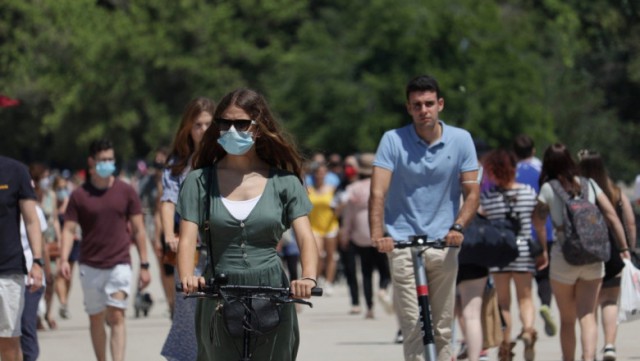 Masca nu mai este obligatorie în aer liber, în Spania, însă mulți continuă să o poarte