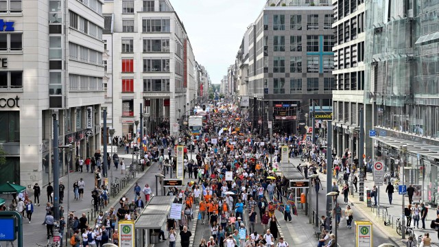 Germania: Ciconiri la Berlin în timpul manifestaţiilor ilegale împotriva restricţiilor legate de COVID-19