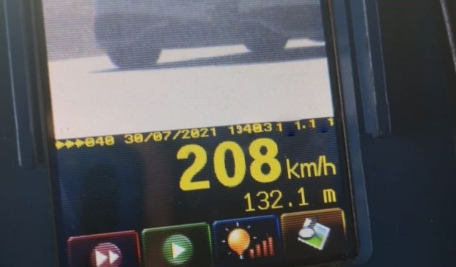 Un șofer, prins de polițiști că 'zbura' pe șosea cu 208 km/h