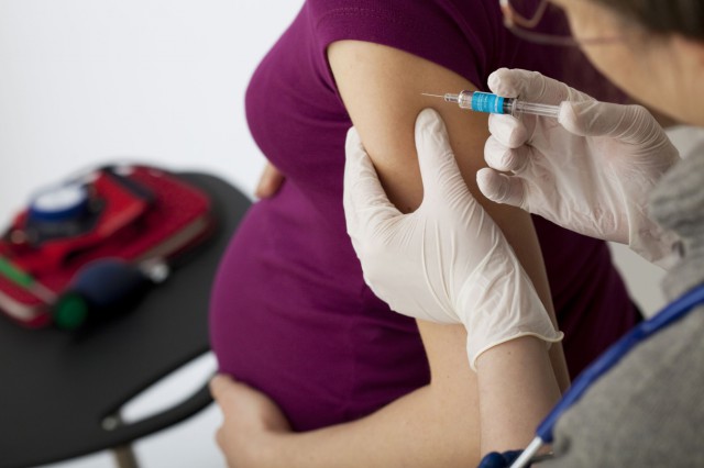 CNCAV: Răspunsuri la întrebări legate de vaccinul anti-COVID și fertilitatea la femei și bărbați, sarcina și alăptarea