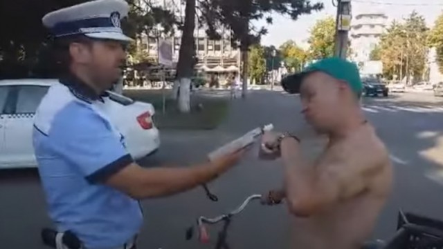 Un BICICLIST oprit în trafic, prea BEAT ca să poată fi testat de polițiști. VIDEO