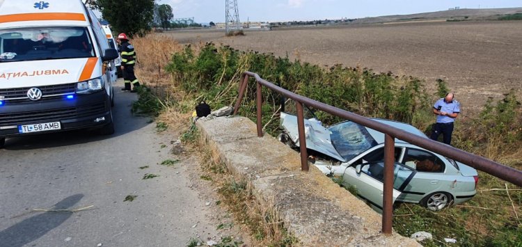 Un AUTOTURISM a intrat într-un CAP de POD: a intervenit ELICOPTERUL SMURD