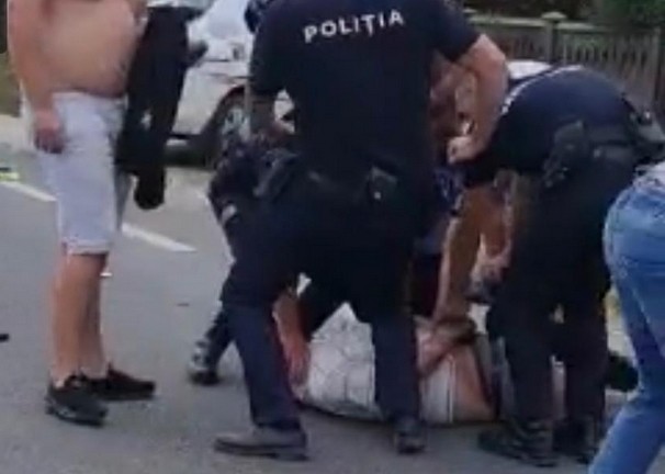 Un bărbat lovește polițiștii: șase oameni ai legii l-au imobilizat cu mare dificultate. VIDEO