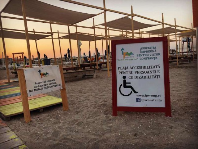 Legea pentru facilitarea accesului pe plajă a persoanelor cu dizabilităţi a fost ADOPTATĂ!