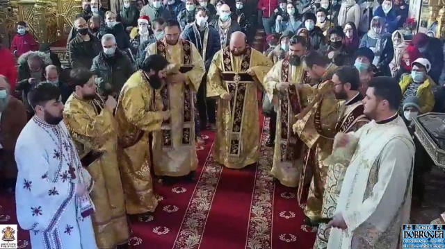 CUM comentează Arhiepiscopia Tomisului LIPSA RESTRICȚIILOR în BISERICĂ!