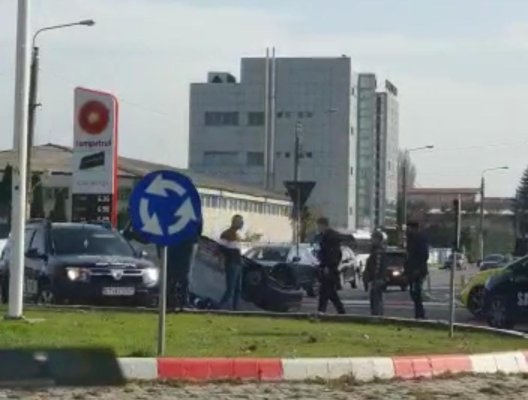 ACCIDENT RUTIER în sensul giratoriu de la ANDA: Un autoturism s-a RĂSTURNAT. Video