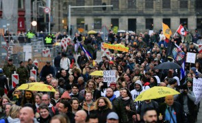 Revoltele din Olanda împotriva restricțiilor continuă: Noi demonstrații la Haga, Amtserdam și alte orașe