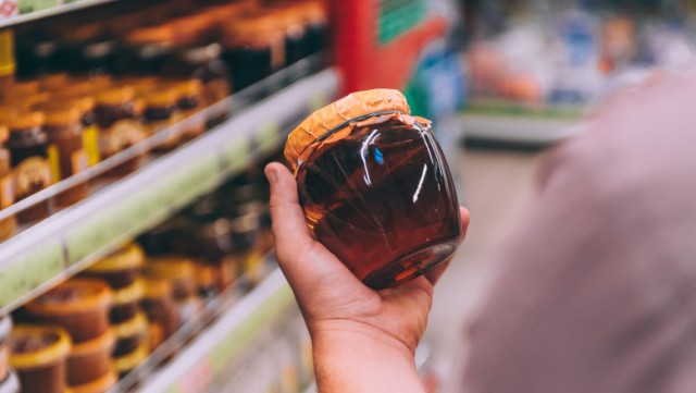 Borcanele de miere vândute în UE trebuie etichetate cu ţara de origine