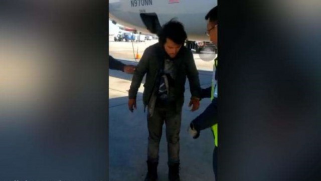 Un migrant a zburat trei ore în trenul de aterizare al unui avion și a supraviețuit. VIDEO