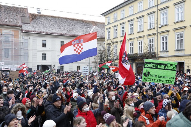 Zeci de mii de oameni au protestat din nou în Austria împotriva vaccinării obligatorii anti-Covid