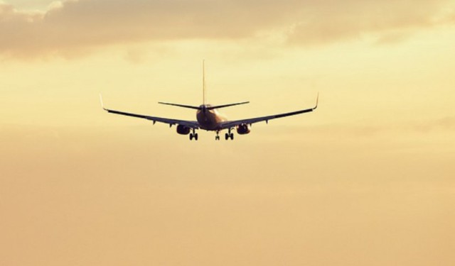 Un avion plin cu români a rămas în survol vreme de două ore