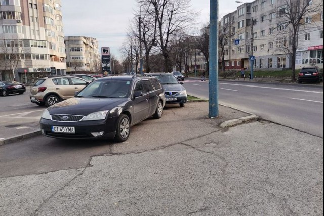 A PARCAT în MIJLOCUL TROTUARULUI ca să-și facă CUMPĂRĂTURILE