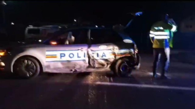 A lovit o mașină de poliție, beat și fără permis!