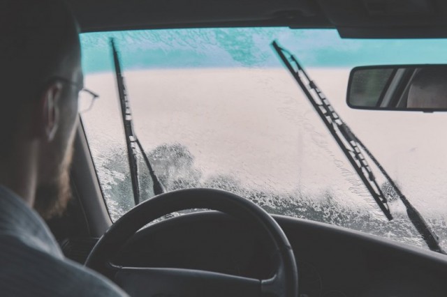 Codul Rutier 2022: Șoferii care circulă cu geamurile murdare riscă amenzi usturătoare
