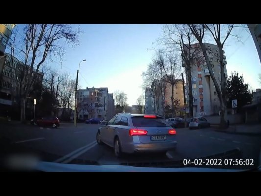 O șoferiță a încălcat toate regulile de circulație, în intersecția de la ICIL! Video