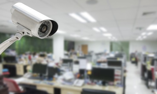 Firma acuzată că îşi supraveghea angajaţii cu camere video în vestiar a scăpat ușor