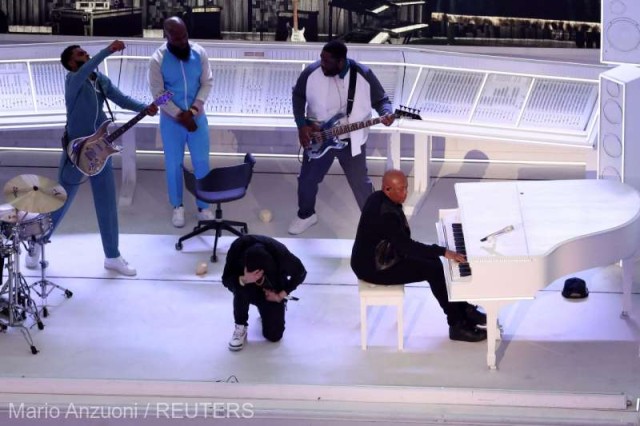 Eminem a îngenuncheat în timpul spectacolului din pauza Super Bowl, un show dominat de vedete hip-hop
