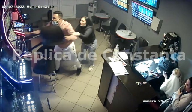 Caz șocant! Pentru că a pierdut banii, a distrus sala de jocuri de noroc Magnum! Video