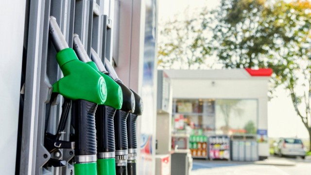 Coaliția a decis reducerea cu 50% a accizei la carburanți