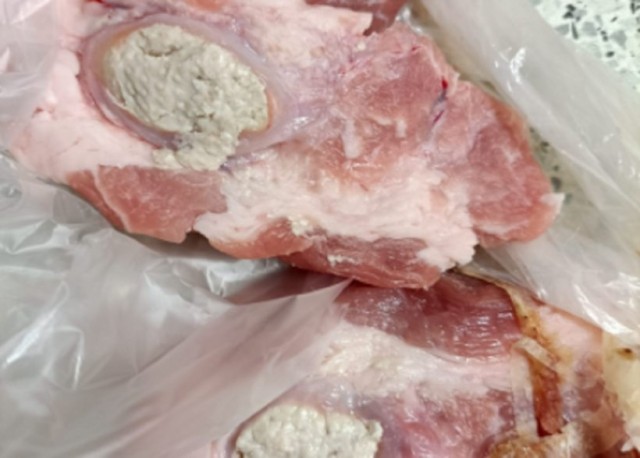 Un client a cumpărat ceafă de porc fără os, dar cu puroi, de la un hipermarket. Video